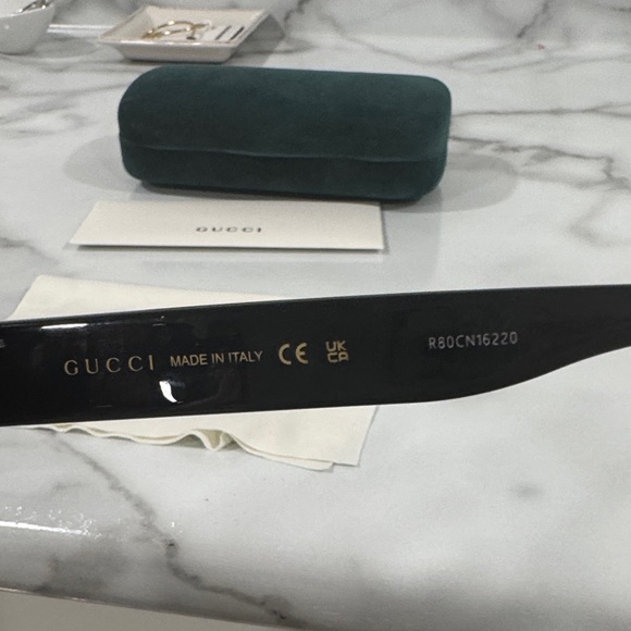 Gucci Black Oval Women's Sunglasses - Picture 4 of 9